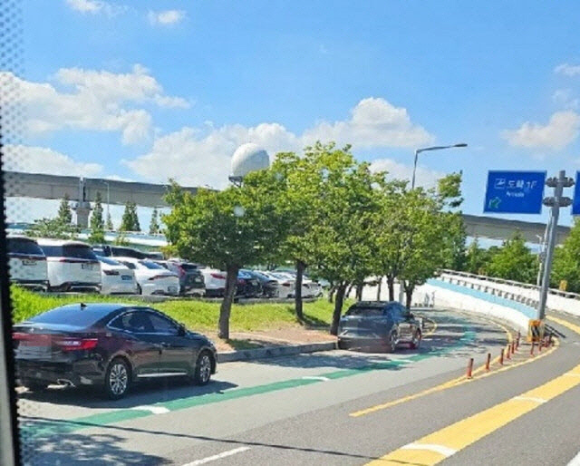 김해공항 진입로. 온라인 커뮤니티 '보배드림' 갈무리